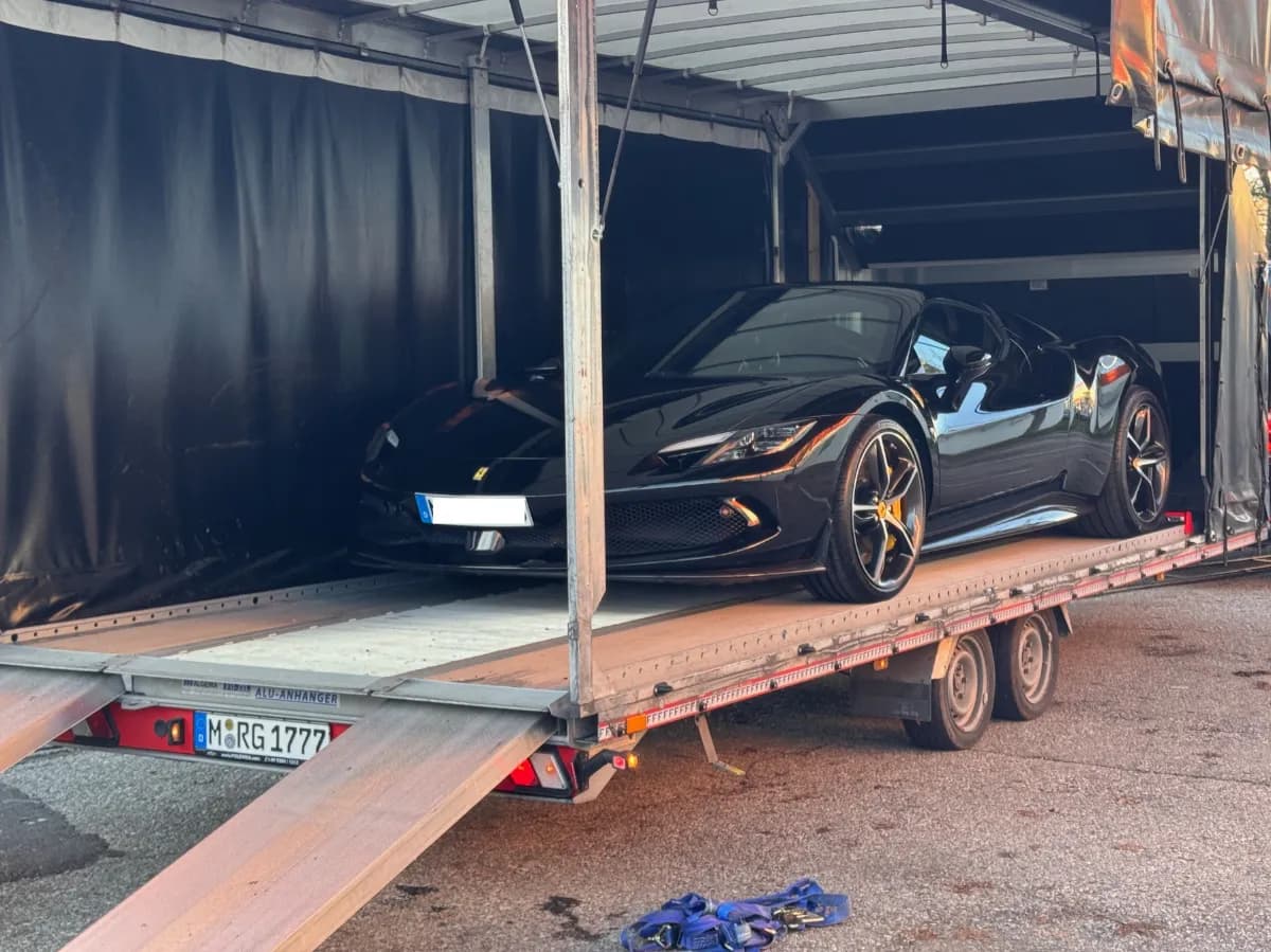 Royal Glanz holt einen Ferrari im geschlossenen Transport ab – kostenlose Neuwagen-Abholung in München