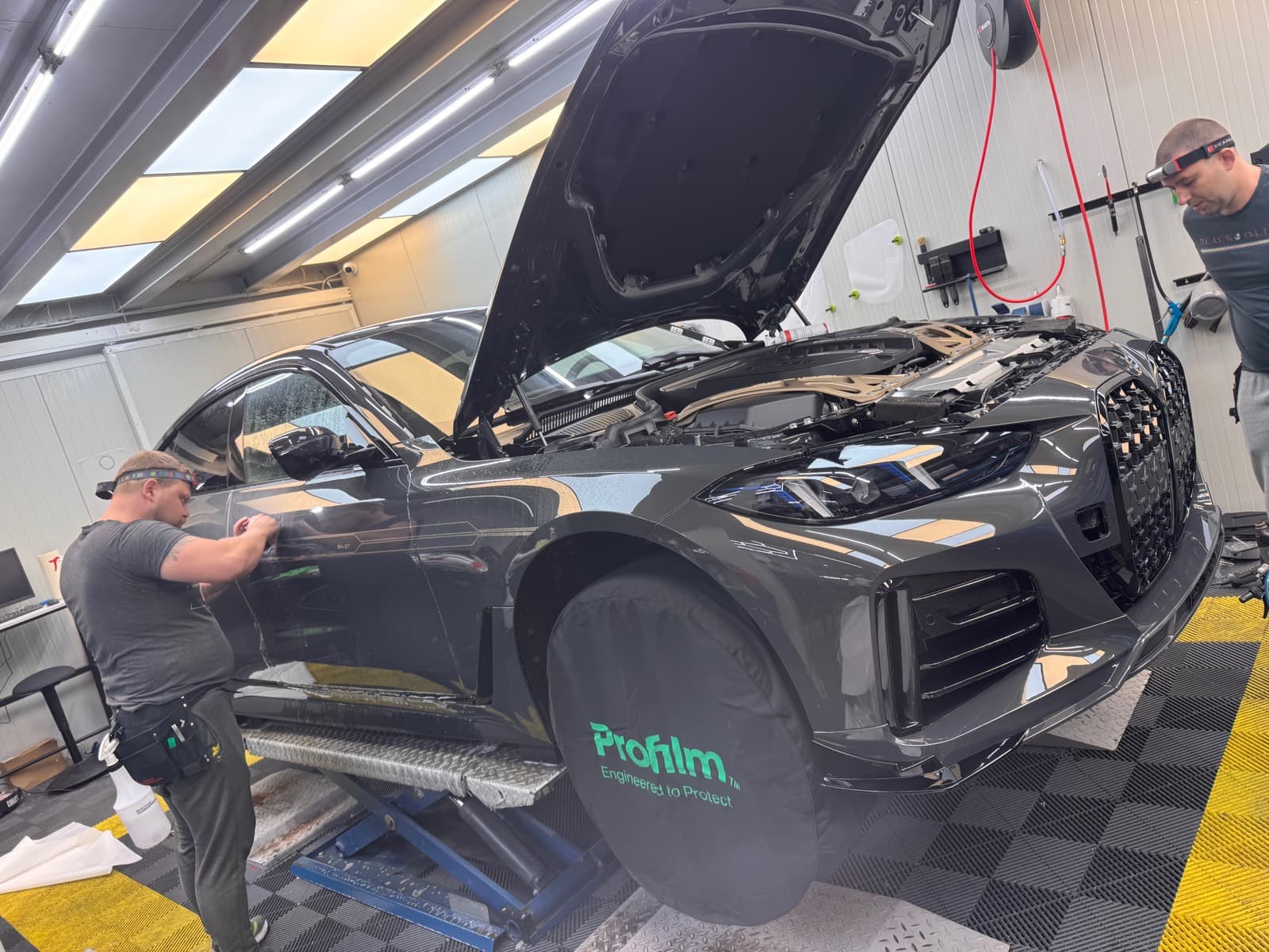 Schwarzer Audi R8 während der Profilm-Folierung