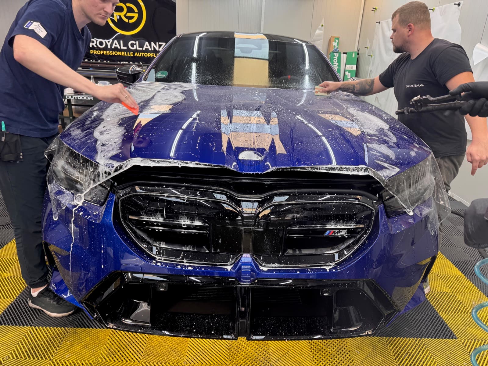 Blauer BMW M5 Frontpartie mit Steinschlagschutzfolie