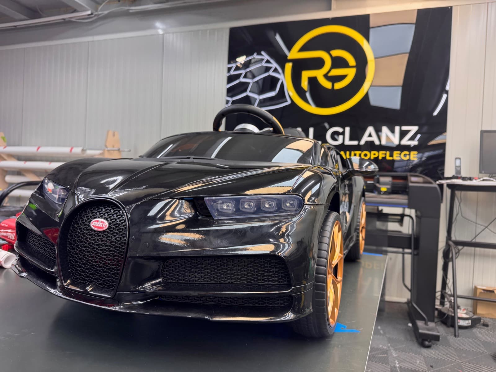 Bugatti Chiron in Schwarz mit goldenen Akzenten im Studio