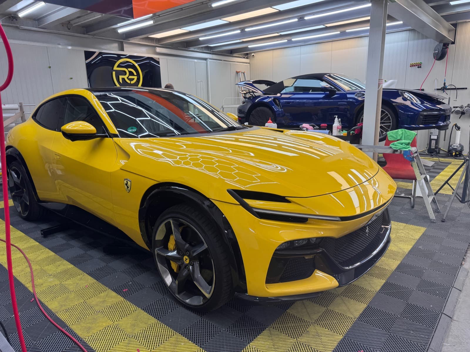 Ferrari Purosangue in Gelb mit Lackschutzfolie bei Royal Glanz München