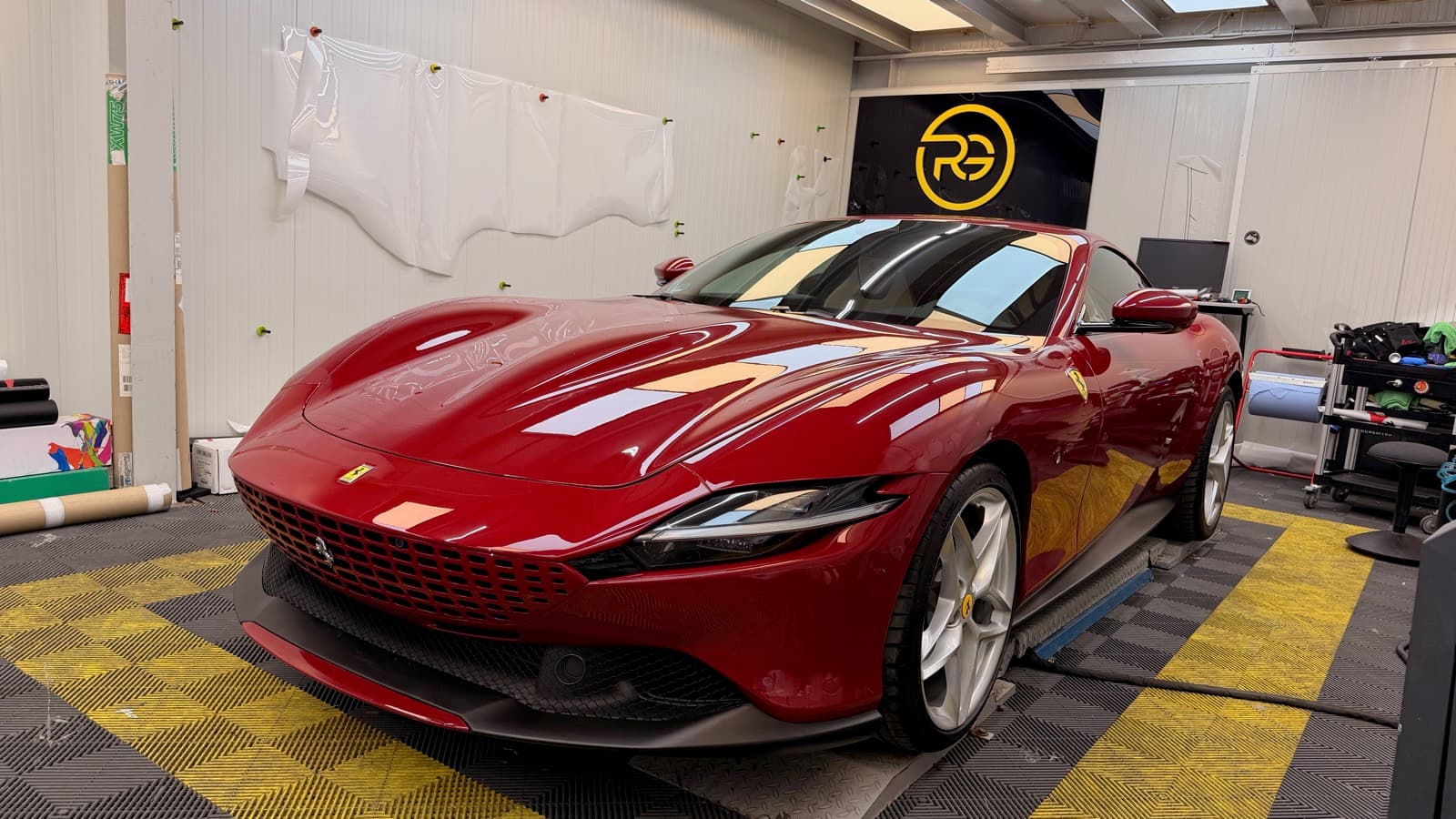 Roter Ferrari Roma mit Lackschutzfolie bei Royal Glanz München